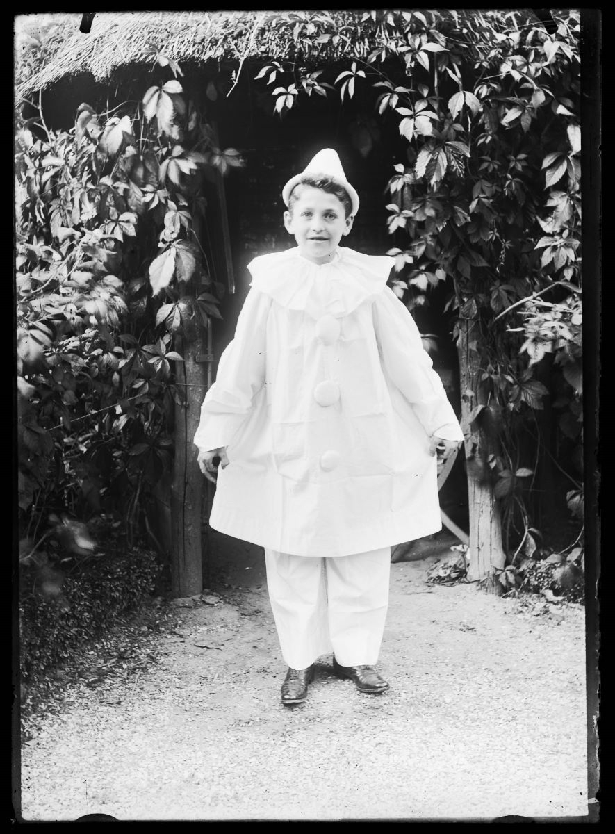 Portrait d'un jeune garçon déguisé en Pierrot, Studio Meusy, 1917 après
