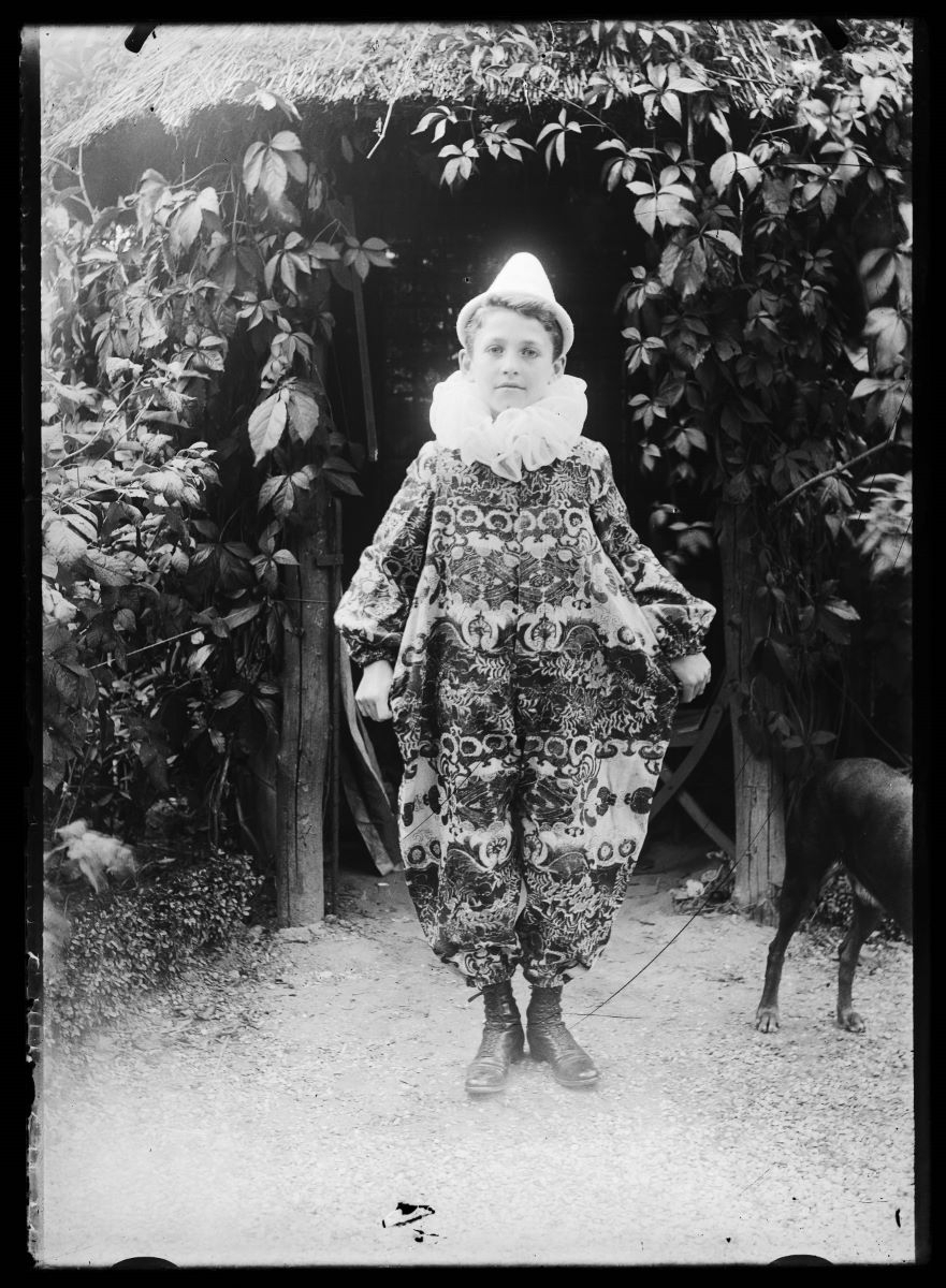 Portrait d'un jeune garçon déguisé en Pierrot, Studio Meusy, 1917 après