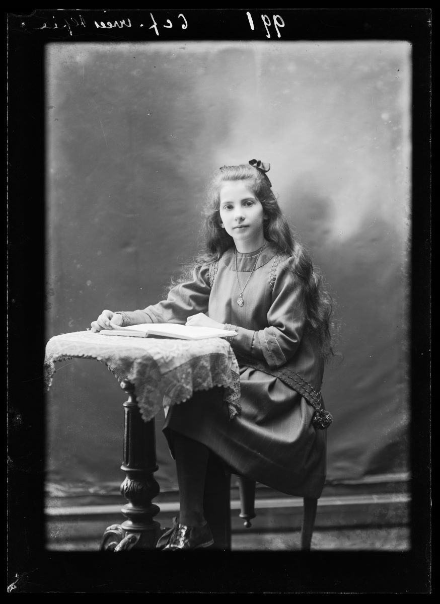 Portrait d'une jeune fille, Studio Meusy, 1917 après