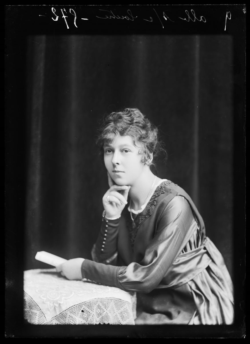 Portrait d'une jeune femme assise à une table, Studio Meusy, 1917 après