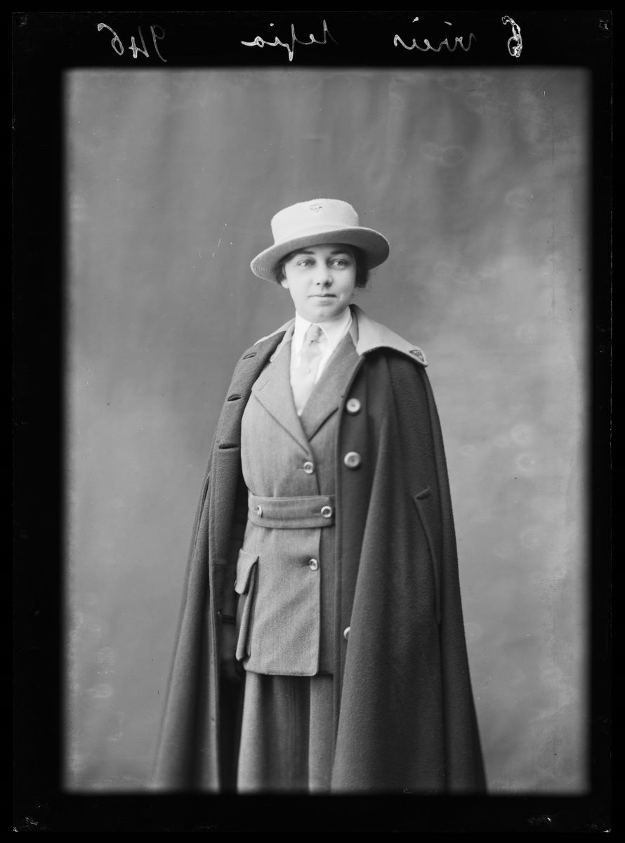 Portrait d'une femme en tenue d'infirmière, Studio Meusy, 1917 après