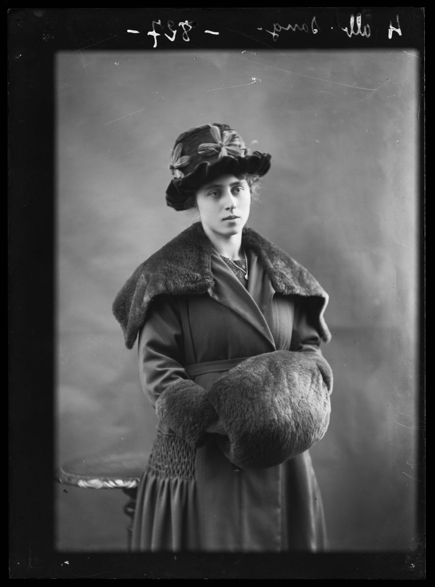 Portrait d'une jeune femme, Studio Meusy, 1917 après