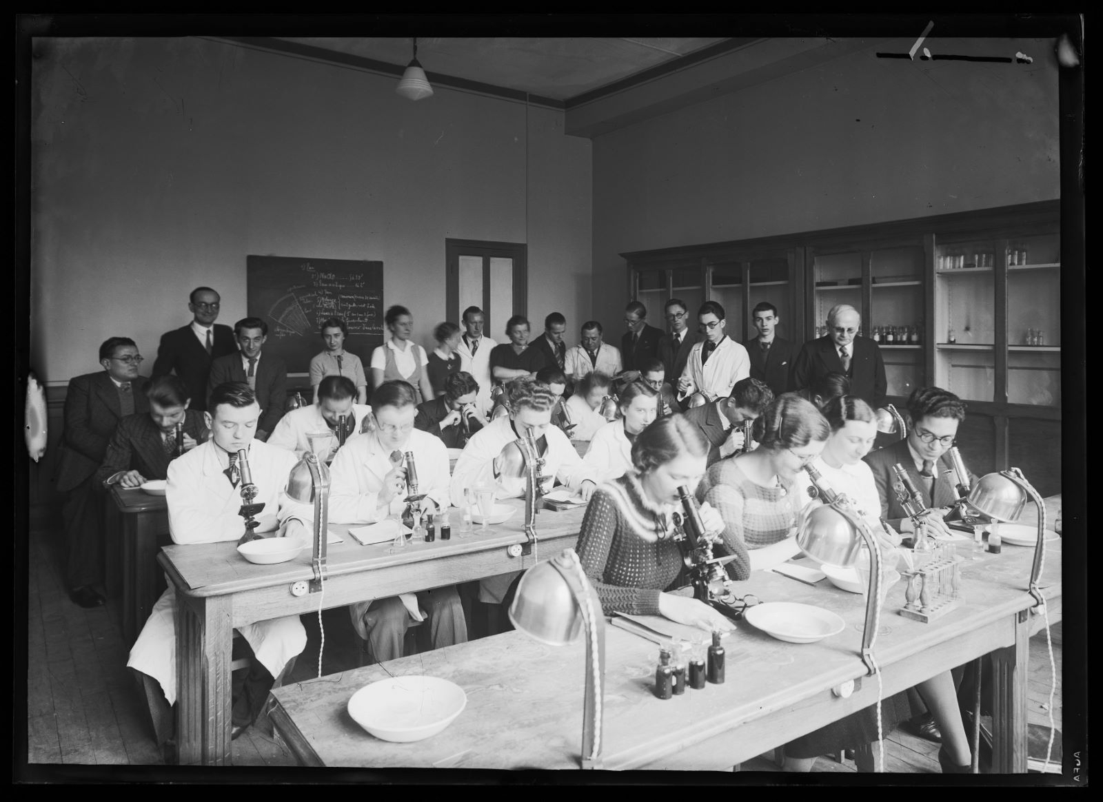 Elèves de l'école de pharmacie devant leurs microscopes, Studio Meusy, 1917 après