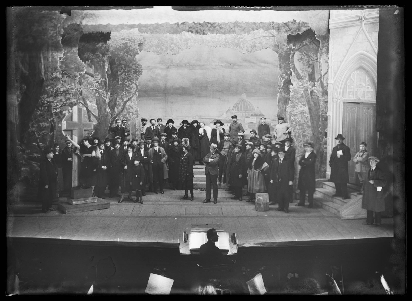 Troupe de théatre amateur sur scène, Studio Meusy, 1917 après