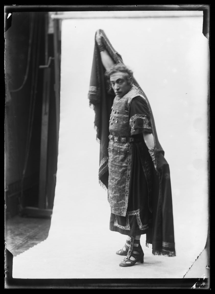 Portrait d'acteur portant des vêtements antiques, Studio Meusy, 1917 après