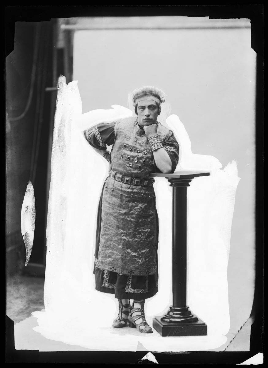Portrait d'acteur portant des vêtements antiques, Studio Meusy, 1917 après