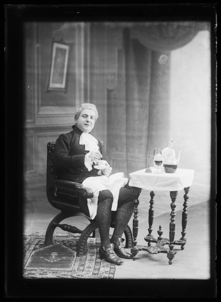 Portrait d'un acteur en costume prenant le thé, Studio Meusy, 1917 après