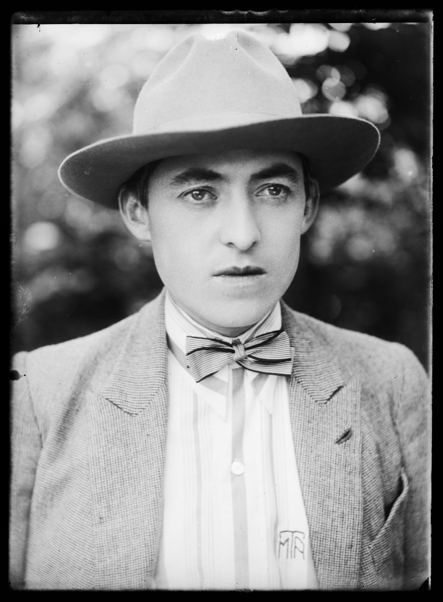 Portrait d'un homme en costume avec noeud papillon et chapeau, Studio Meusy, 1917 après