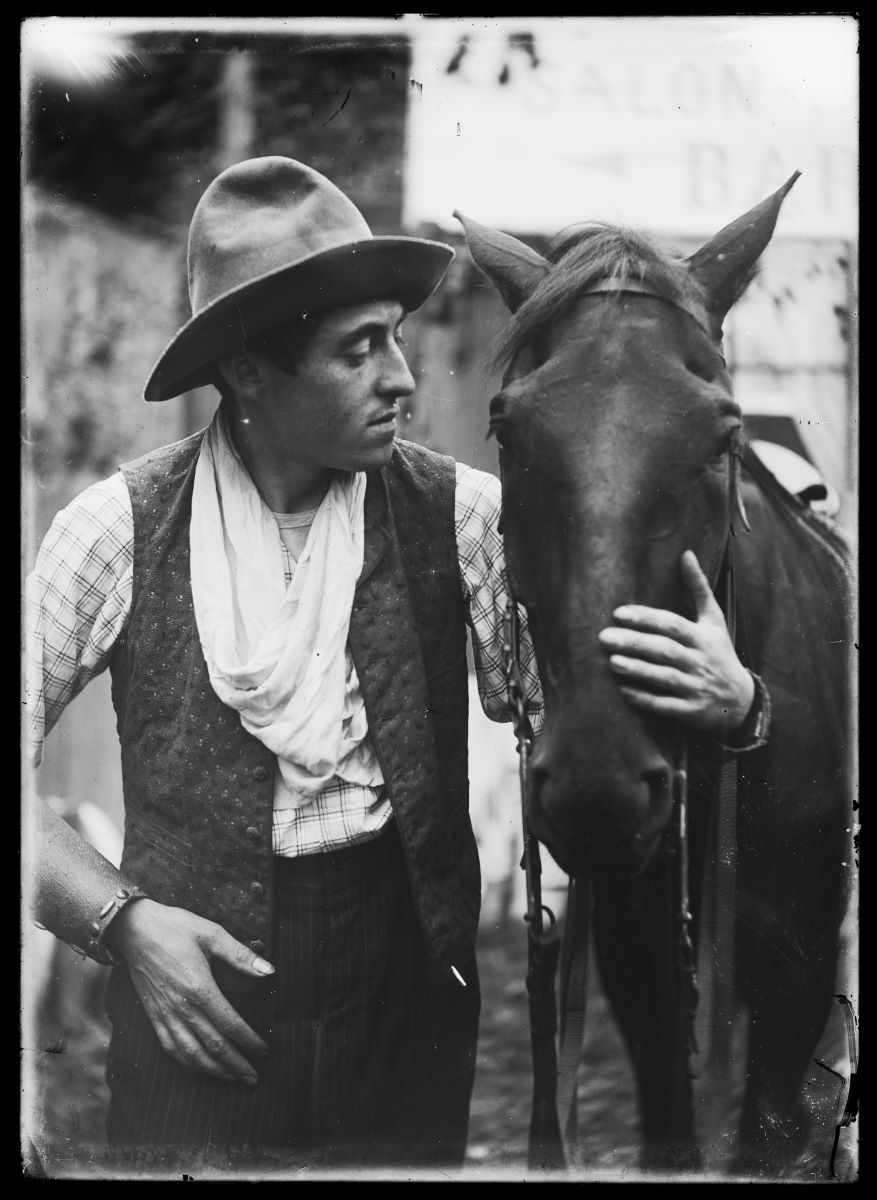 Portrait d'un cowboy avec son cheval, Studio Meusy, 1917 après