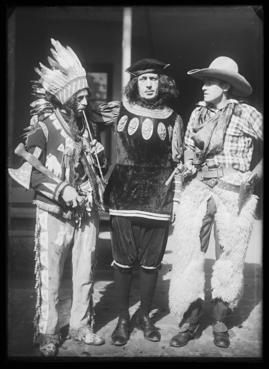 Portrait de trois hommes déguisés en indien et en cowboy, Studio Meusy, 1917 après