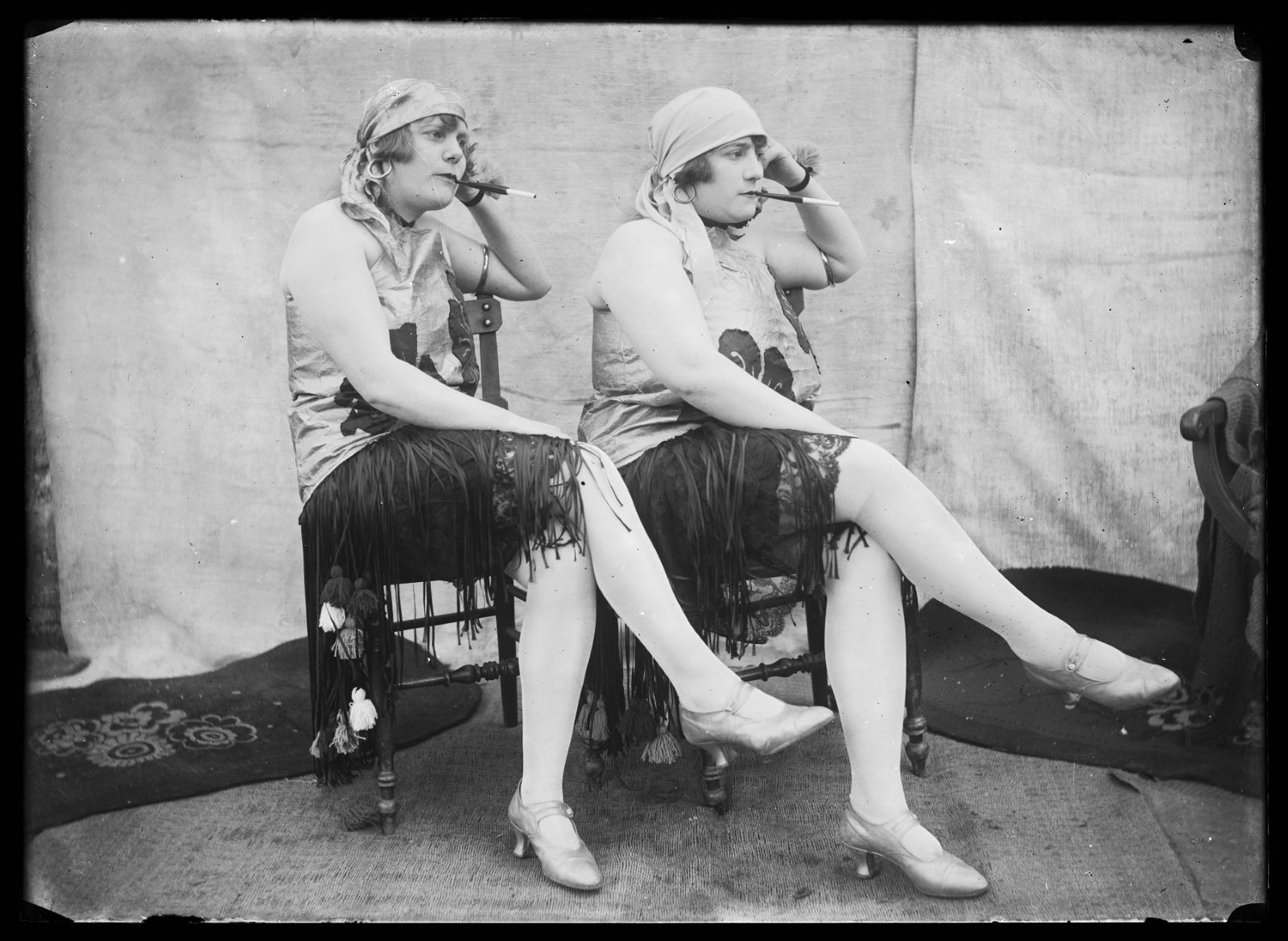 Portrait de deux femmes assises, fumant une cigarette, Studio Meusy, 1917 après
