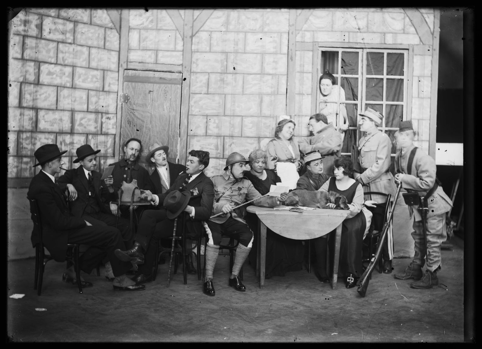 Portrait d'un groupe dans une cour, Studio Meusy, 1917 après
