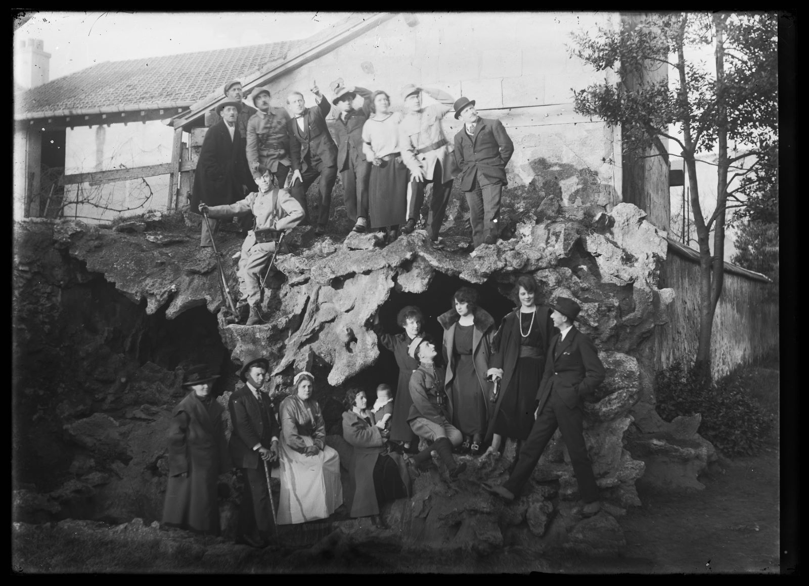 Portrait d'un groupe en extérieur, Studio Meusy, 1917 après