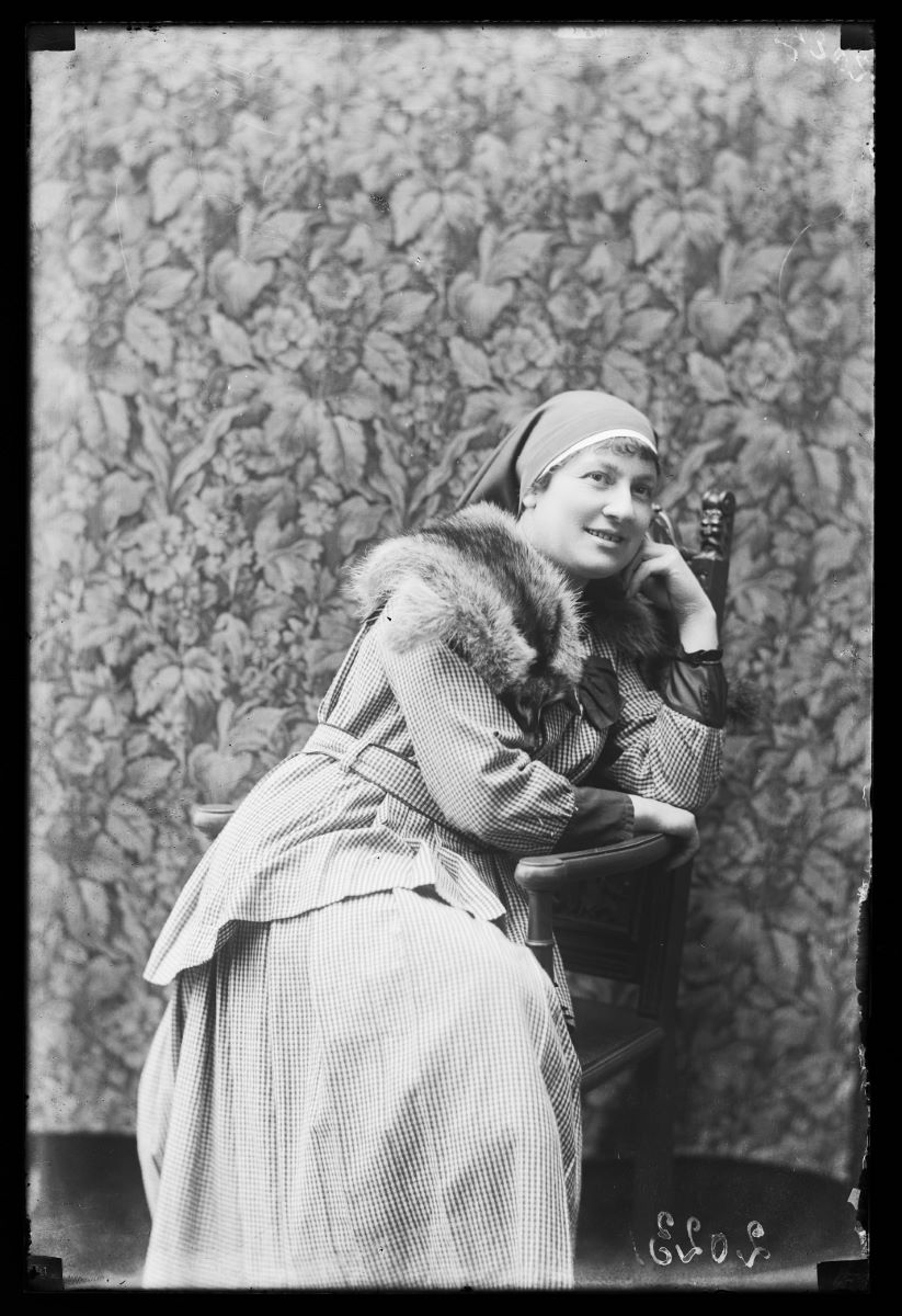 Portrait d'une femme assise, adossée à une cloison, Studio Meusy, 1917 après