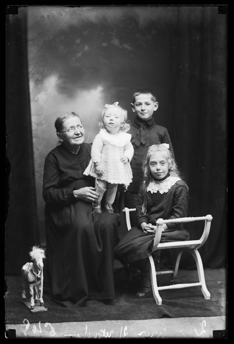 Portrait d'une vieille dame avec trois enfants, Studio Meusy, 1917 après