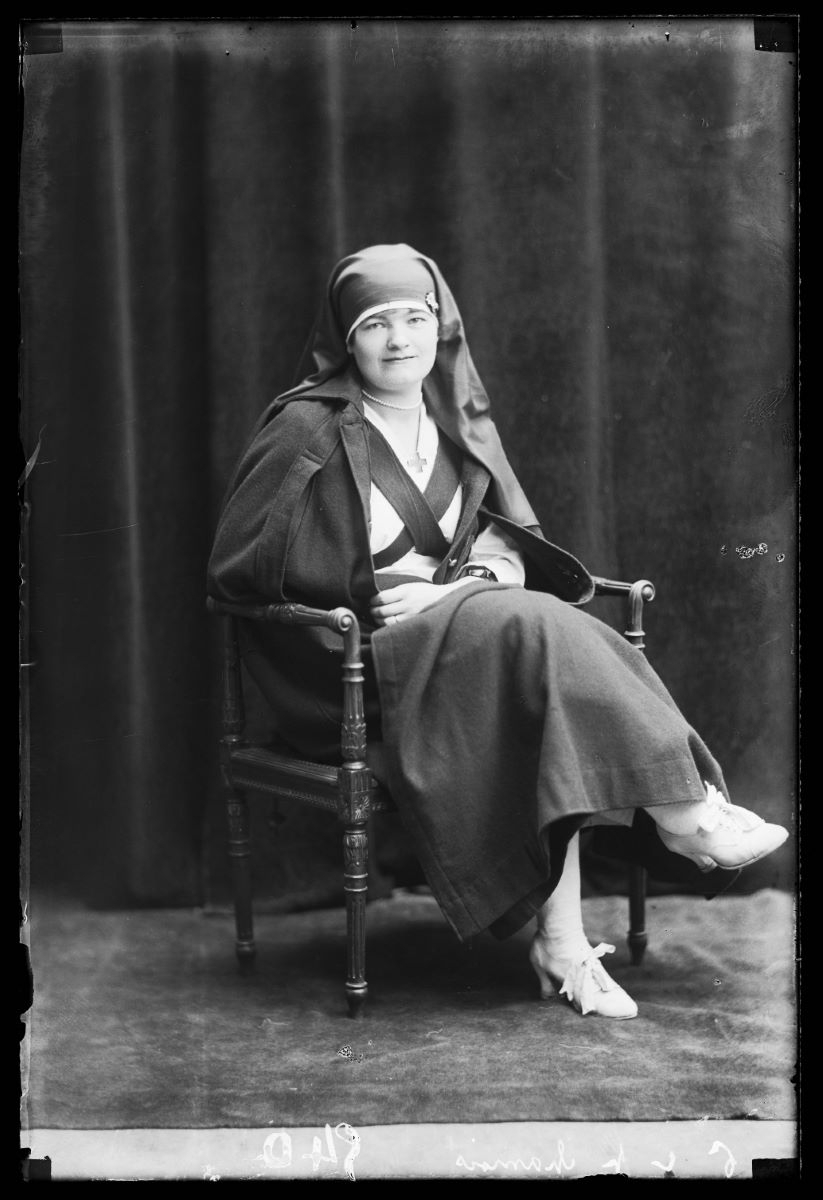 Portrait d'une religieuse assise, Studio Meusy, 1917 après