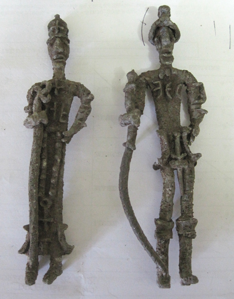Deux statuettes en plomb, 13e siècle