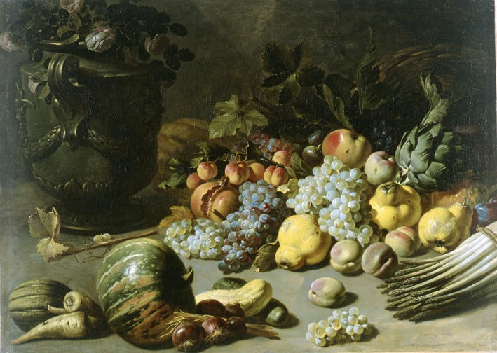 Nature morte aux fruits, légumes sortant d'un panier renversé et fleurs dans un vase_0