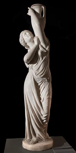 Jeune fille portant un vase_0