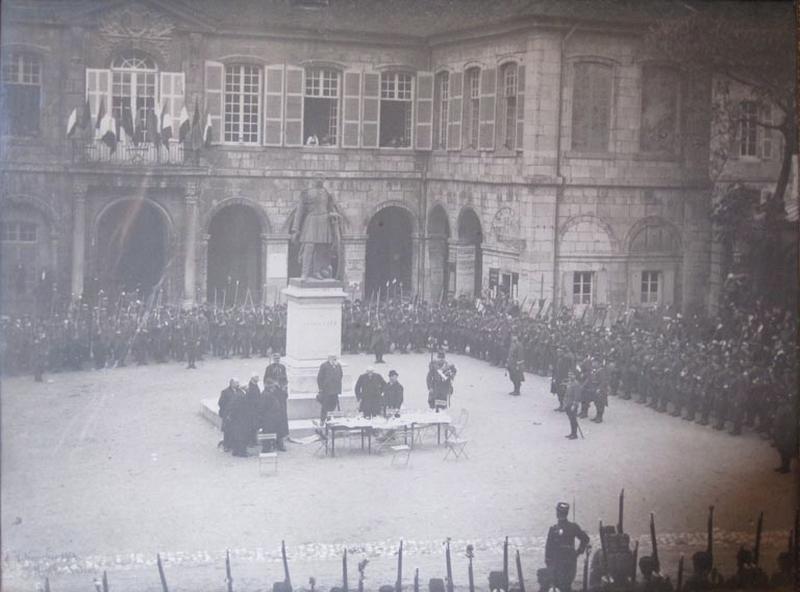 Célébration militaire sur la place de la mairie de Salins_0