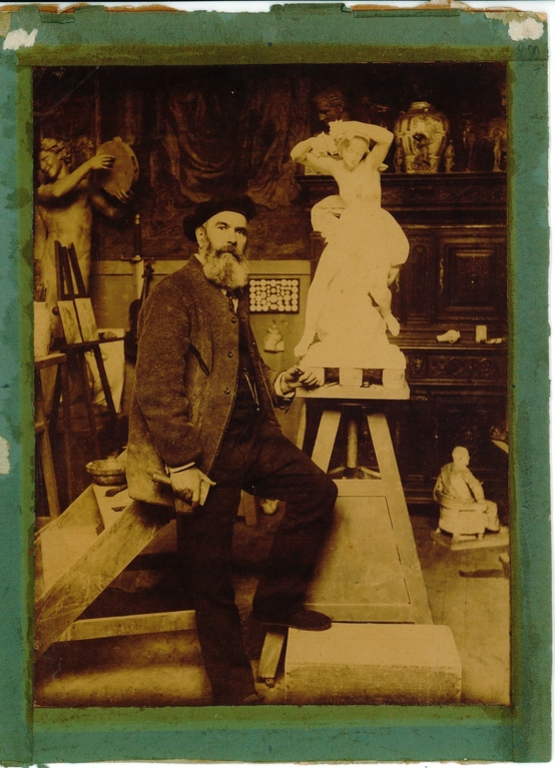 Le sculpteur Justin-Chrysostome Sanson (1833-1910) dans son atelier