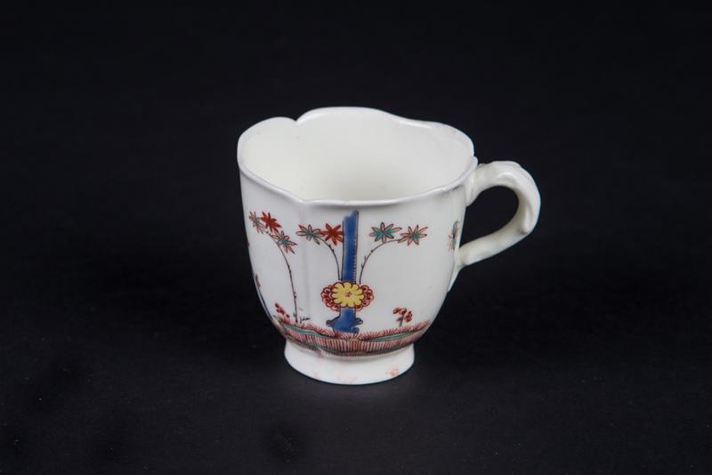 Tasse trembleuse, décor kakiemon à la tige de bambou_0