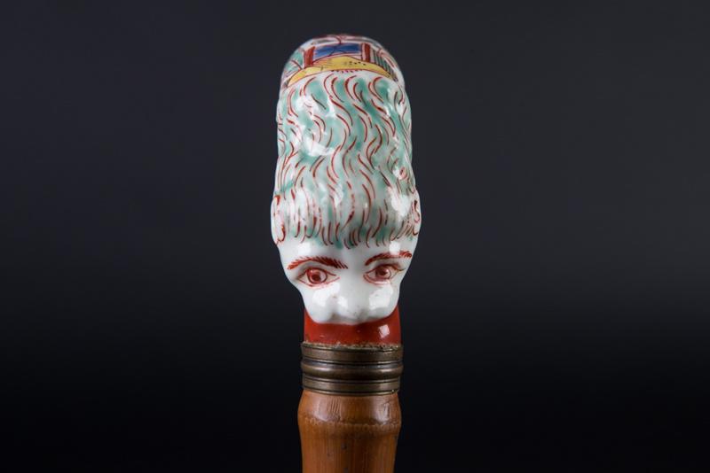 Canne en jonc avec bec de corbin à tête de lion, polychrome_0