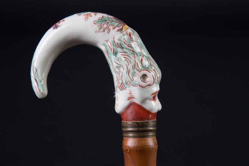 Canne en jonc avec bec de corbin à tête de lion, polychrome_1