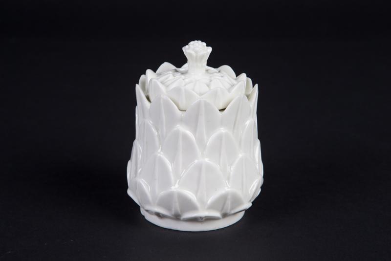 Pot à fard en blanc, dit en artichaut_0