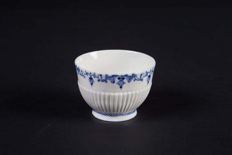 Tasse trembleuse, frise d'arabesques florales en camaïeu bleu_0