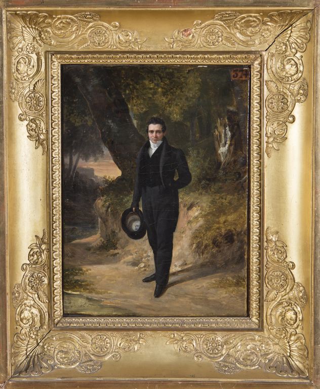Portrait d’homme sur un chemin boisé_0