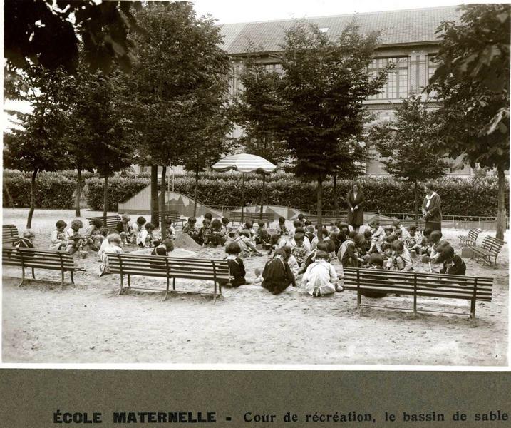 Ecole maternelle - Cour de récréation, le bassin de sable, 1920 entre,1940 et