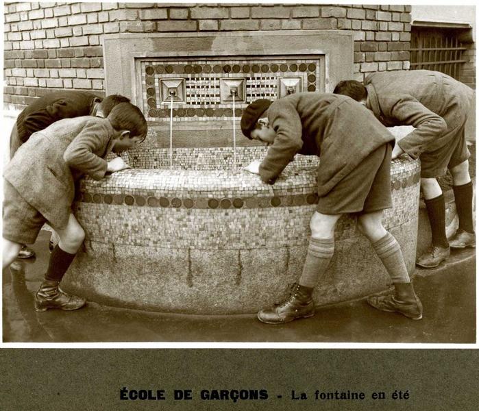 Ecole de garçons - La fontaine en été, 1920 entre,1940 et