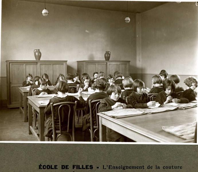 Ecole de filles - L'Enseignement de la couture, 1920 entre,1940 et