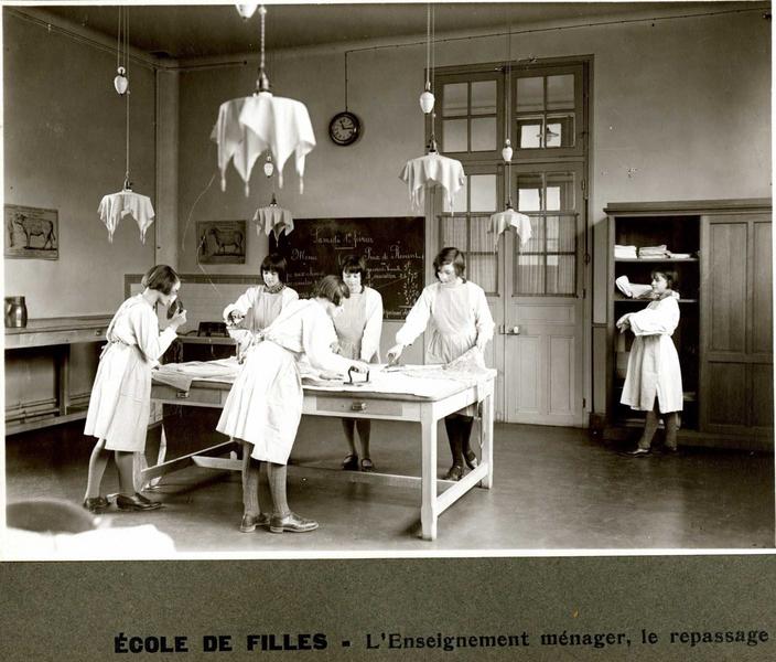 Ecole de filles - L'Enseignement ménager, le repassage, 1920 entre,1940 et