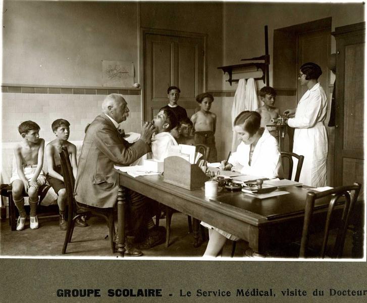 Groupe scolaire - Le Service Médical, visite du Docteur, 1920 entre,1940 et