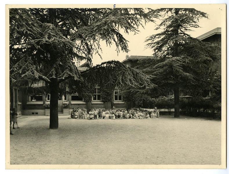 Ecole maternelle Wilson - Photo de classe dans le bac à sable (Titre fictif), 1952