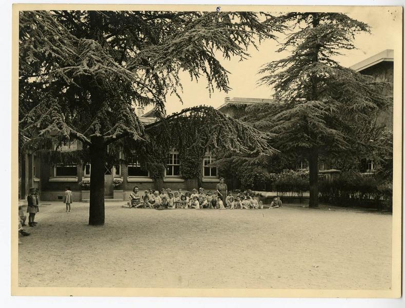 Ecole maternelle Wilson - Photo de classe dans le bac à sable (Titre fictif), 1952
