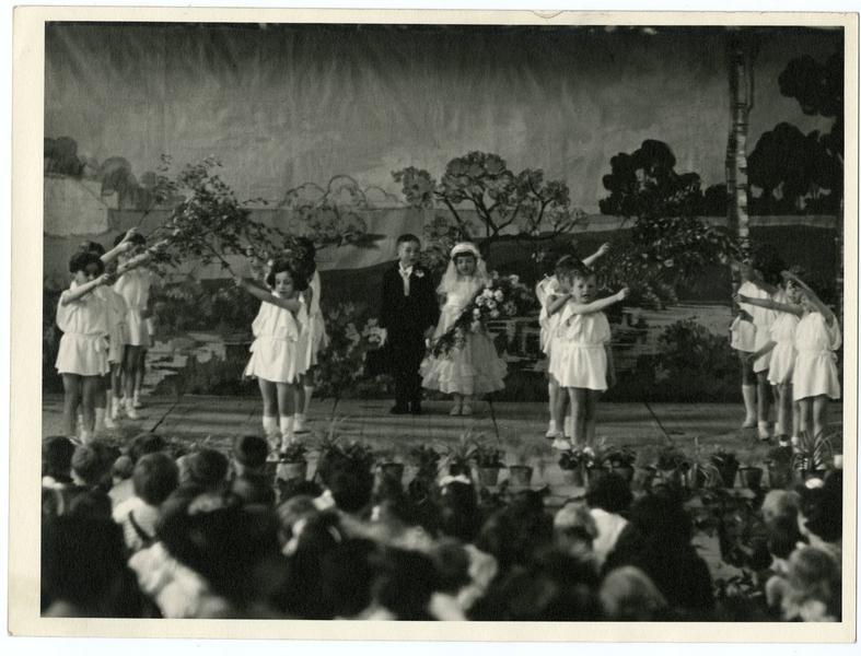 Fête scolaire - Ecole Vaillant Jaurés - La fête des Mères (Titre fictif), Ego, 1ère moitié 20e siècle
