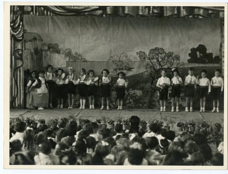 Fête scolaire - Ecole Vaillant Jaurés - La fête des Mères (Titre fictif), Ego, 1ère moitié 20e siècle