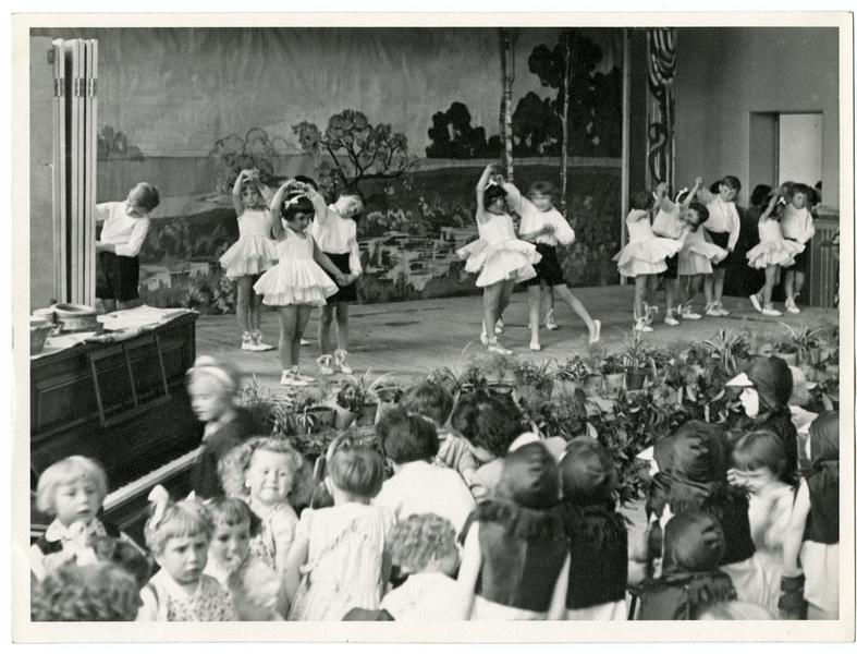 Fête scolaire - Ecole Vaillant Jaurés - La fête des Mères (Titre fictif), Ego, 1ère moitié 20e siècle