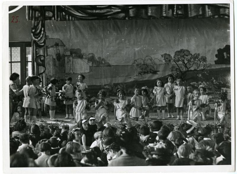 Fête scolaire - Fête des Mères (Titre fictif), Ego, 1ère moitié 20e siècle