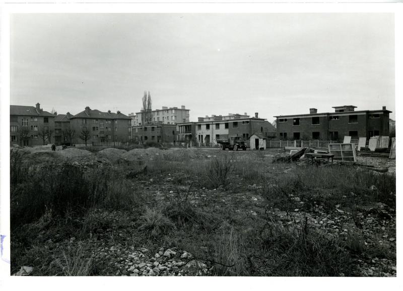 Cité-Jardins - Après les bombardements de 1942 (Titre fictif), 1957