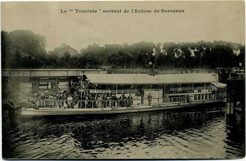 Suresnes - Le 'Touriste' sortant de l'Ecluse de Suresnes_0