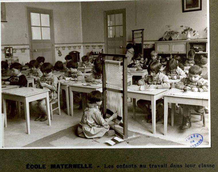 Ecole maternelle - Les enfants au travail dans leur classe, 1ère moitié 20e siècle