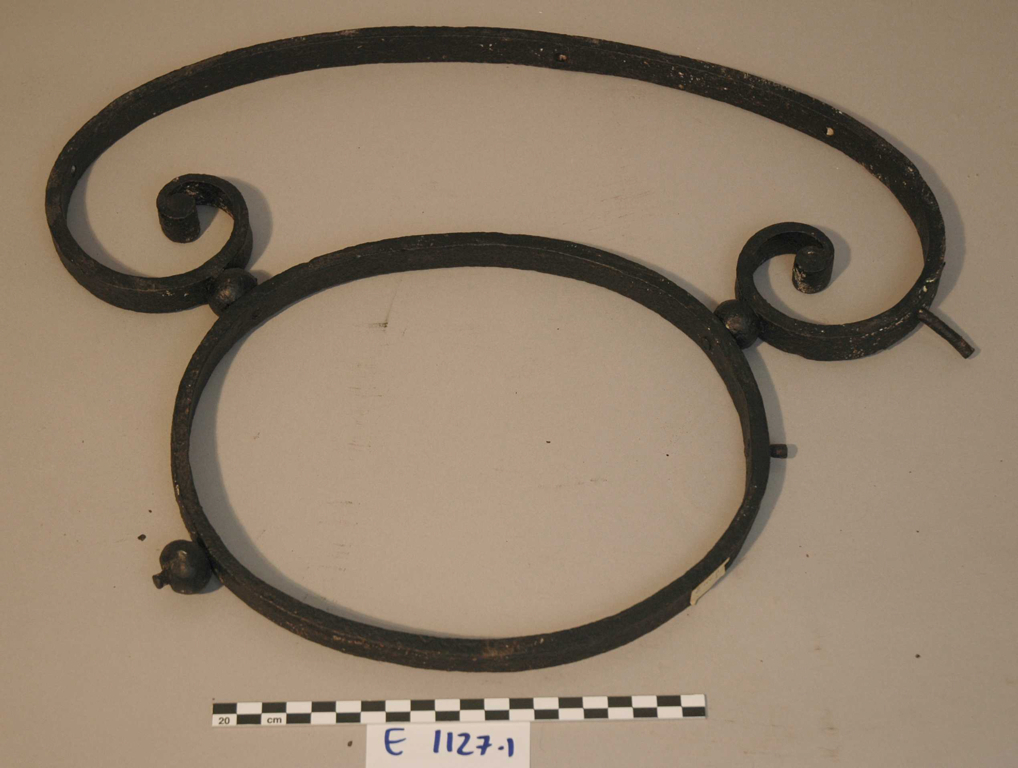 Fragments de grille de soupirail du château du marais_0
