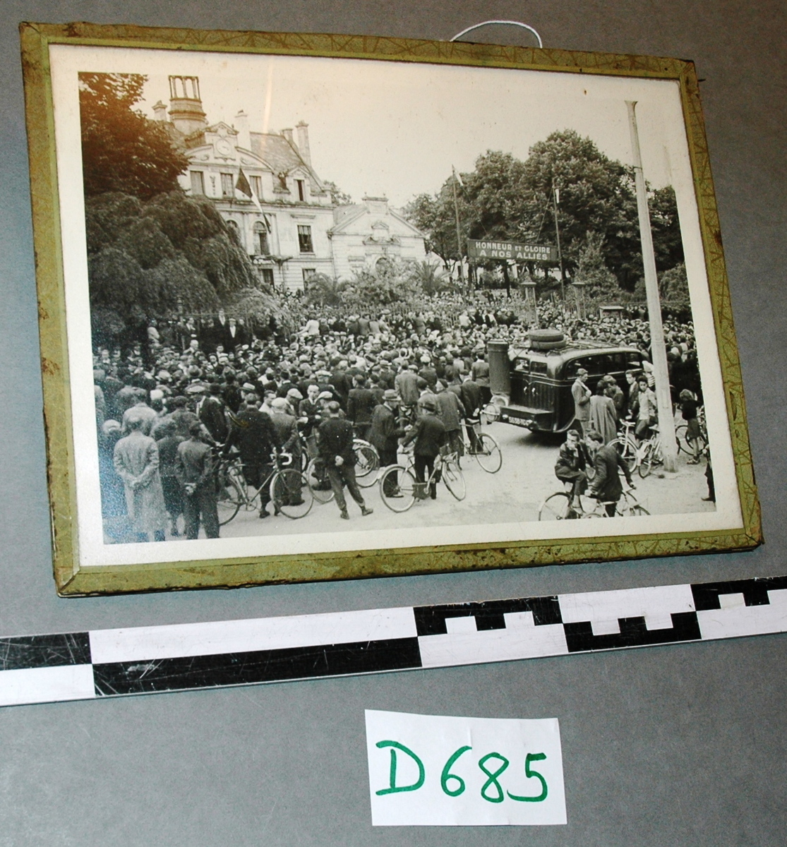 photo sous verre: La libération à Argenteuil, hotel de ville, 1944