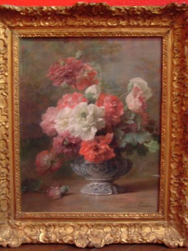Bouquet de pavots dans un vase en faïence_0