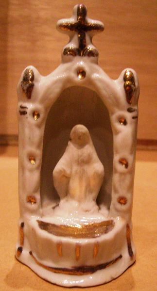Petite sainte dans une chapelle_0