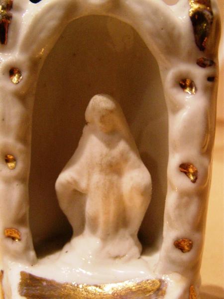 Petite sainte dans une chapelle_4